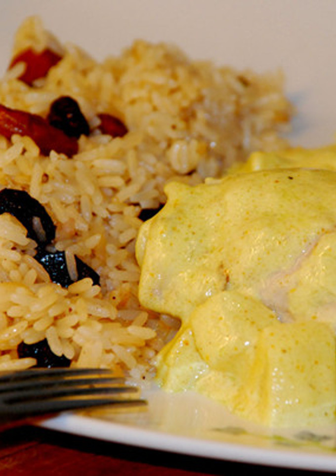 Una foto de Pollo al curry con manzanas y peras