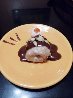 Una foto de Rollitos de pollo con salsa de chocolate