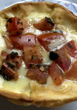 Una foto de Canastitas caprese con tapas de empanadas