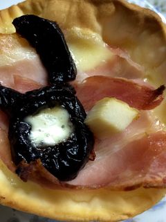 Una foto de Canastitas de panceta y ciruelas