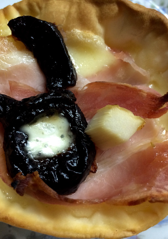 Una foto de Canastitas de panceta y ciruelas
