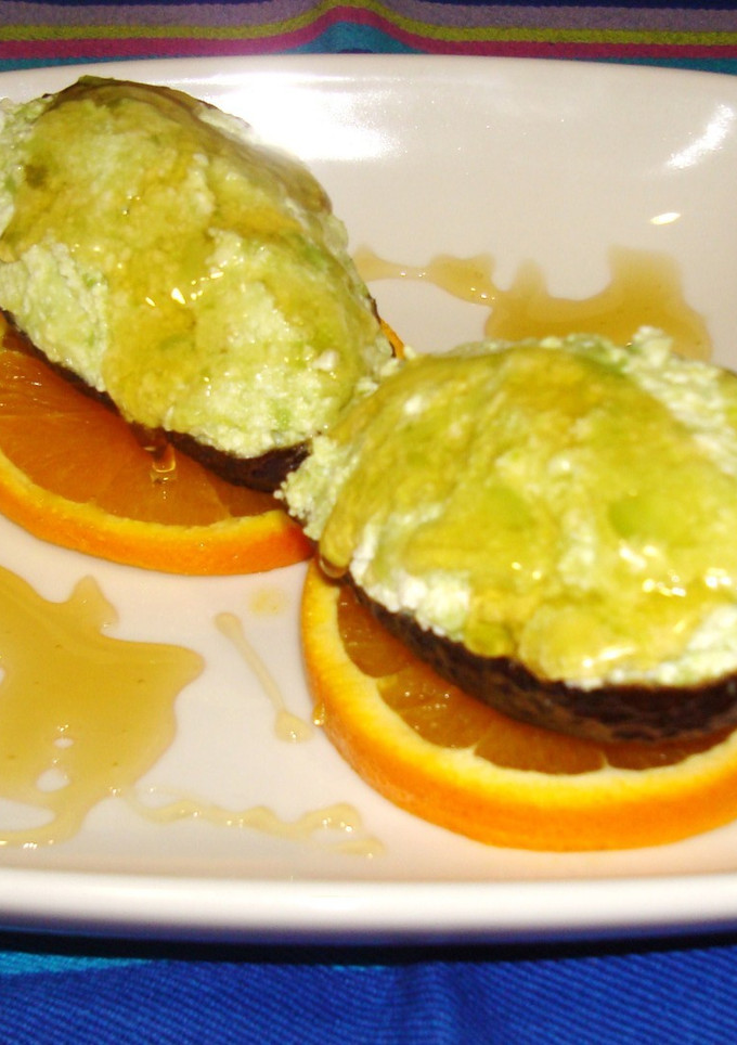 Una foto de Aguacates rellenos de requesón y miel
