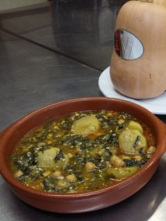 Una foto de Potaje de garbanzos y espinacas