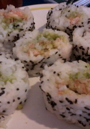 Una foto de Rolls de camarones y palta (sushi)