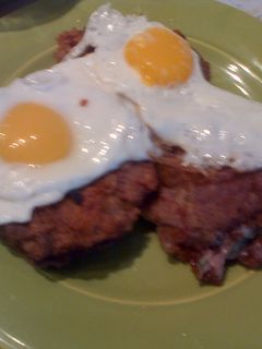 Una foto de milanesas rellenas a caballo