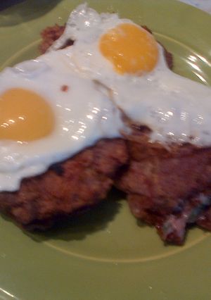 Una foto de milanesas rellenas a caballo