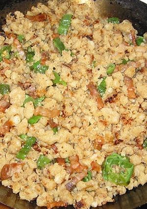 Una foto de Migas de arepa con pericos