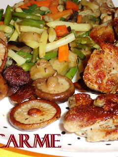 Una foto de Parrillada de chuletas de pavo, setas y verduras