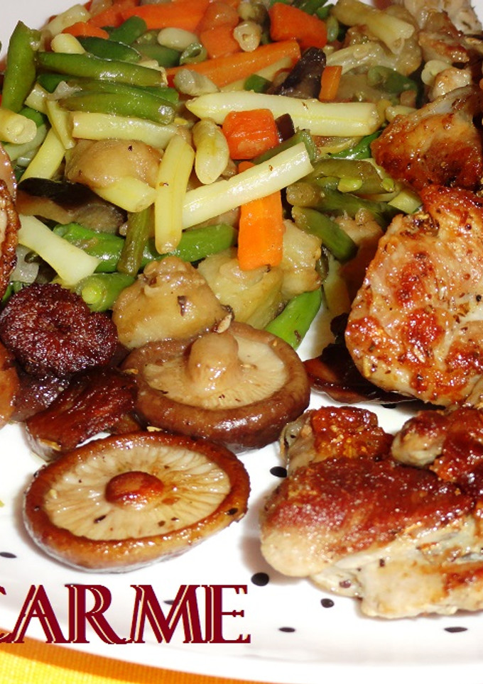 Una foto de Parrillada de chuletas de pavo, setas y verduras