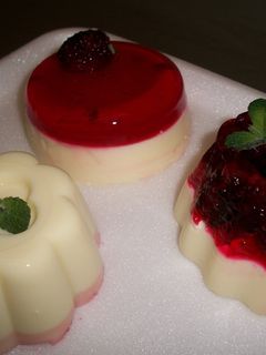 Una foto de Panna cotta con frutos rojos