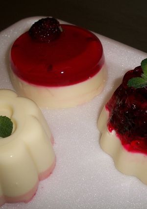Una foto de Panna cotta con frutos rojos