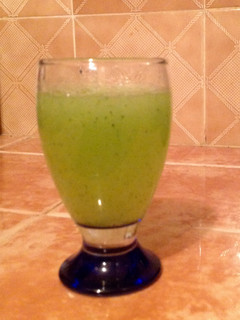 Una foto de Agua de pepino, limón y hierbabuena