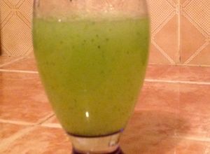 Una foto de Agua de pepino, limón y hierbabuena