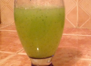 Una foto de Agua de pepino, limón y hierbabuena