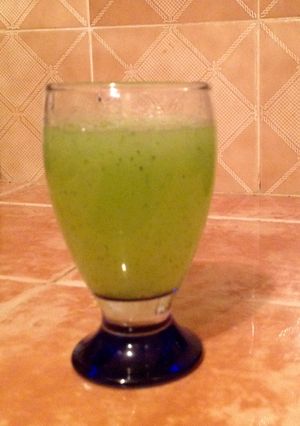 Una foto de Agua de pepino, limón y hierbabuena