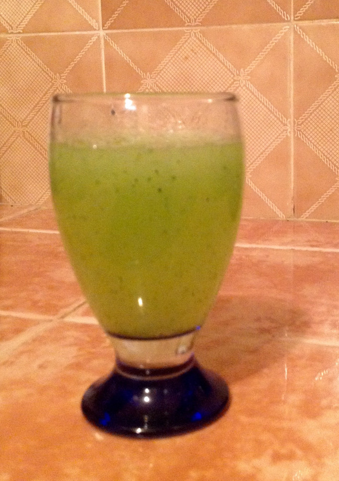Una foto de Agua de pepino, limón y hierbabuena