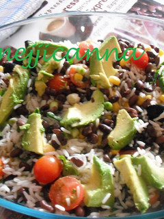 Una foto de Ensalada de arroz y frijoles negros
