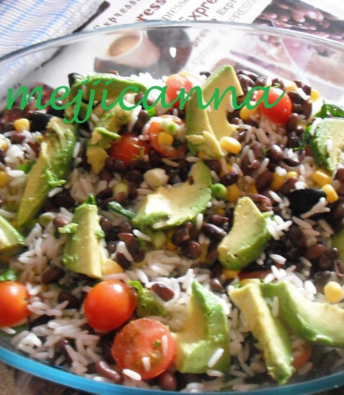 Una foto de Ensalada de arroz y frijoles negros
