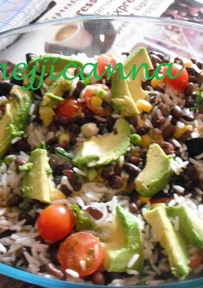 Una foto de Ensalada de arroz y frijoles negros
