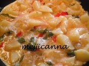 Una foto de patata con cebolla y pimiento