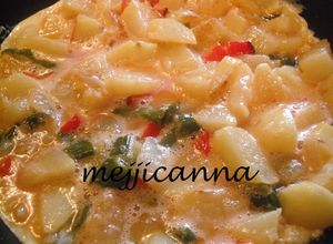 Una foto de Tortilla de patata, pimientos y cebolla