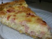 Una foto de tarta de cebolla y queso
