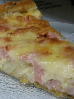 Una foto de Tarta de cebolla, jamón y muzzarella