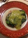 Filete de pescado relleno con salsa de hoja santa