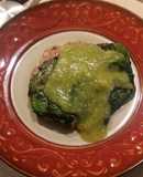 Filete de pescado relleno con salsa de hoja santa