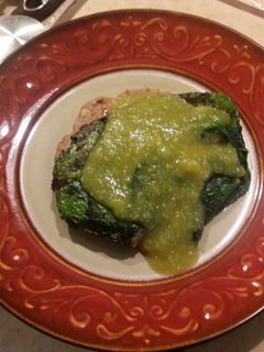 Una foto de Filete de pescado relleno con salsa de hoja santa