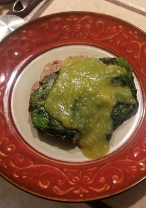 Una foto de Filete de pescado relleno con salsa de hoja santa