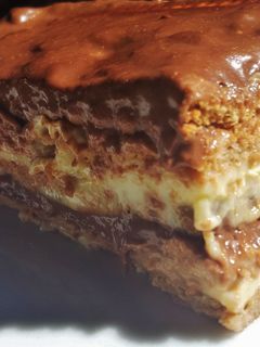Una foto de Tarta de galletas, flan y chocolate (sin azúcar)