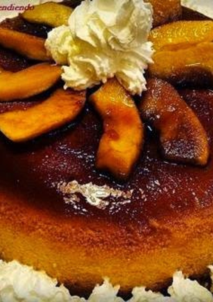 Una foto de Flan de manzanas asadas a la canela con nata