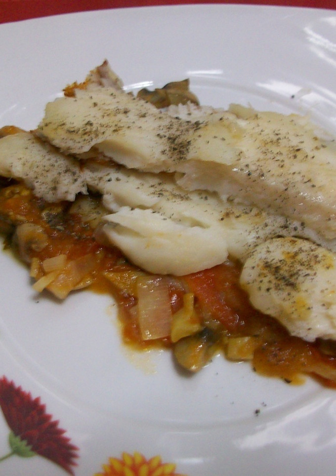 Una foto de Filetes de panga con base de verduras