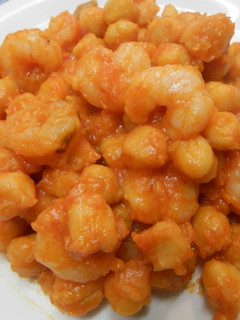 Una foto de Garbanzos con gambas y tomate