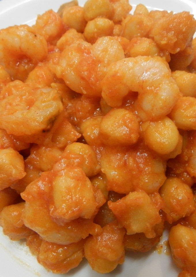Una foto de Garbanzos con gambas y tomate