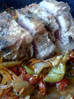 Una foto de Bondiola de cerdo a la cerveza con verduras y tomates cherry 