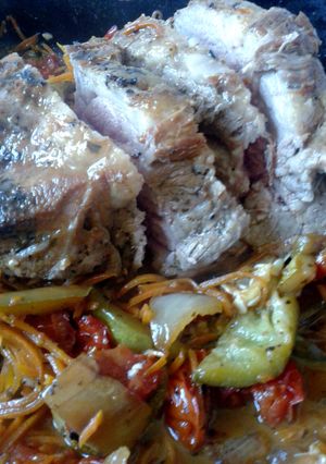 Una foto de Bondiola de cerdo a la cerveza con verduras y tomates cherry 