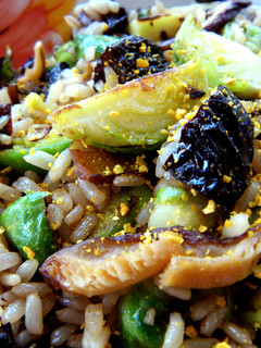 Una foto de Arroz integral con coles de Bruselas, shiitake y ciruelas