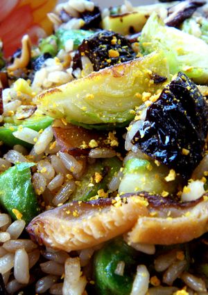 Una foto de Arroz integral con coles de Bruselas, shiitake y ciruelas