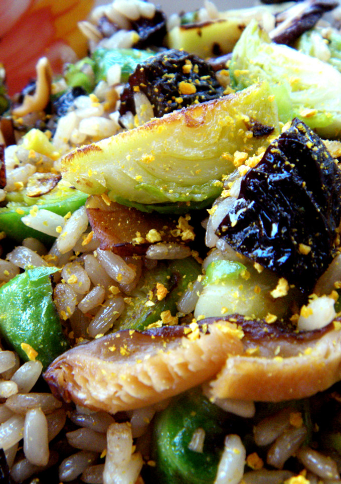 Una foto de Arroz integral con coles de Bruselas, shiitake y ciruelas