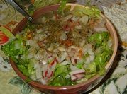 Una foto de pollo cerdo pozole