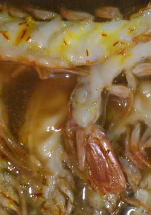 Una foto de Langostinos, soja y azafrán