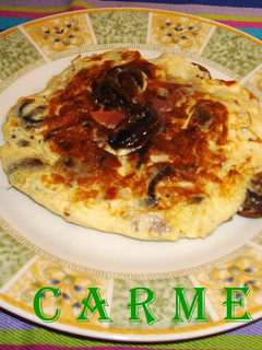 Una foto de Tortilla de champiñones y jamón serrano