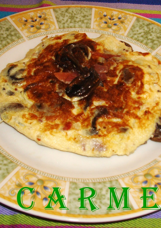 Una foto de Tortilla de champiñones y jamón serrano