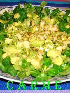 Una foto de Ensalada de pollo y aguacate