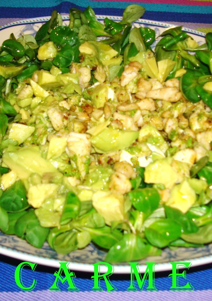 Una foto de Ensalada de pollo y aguacate