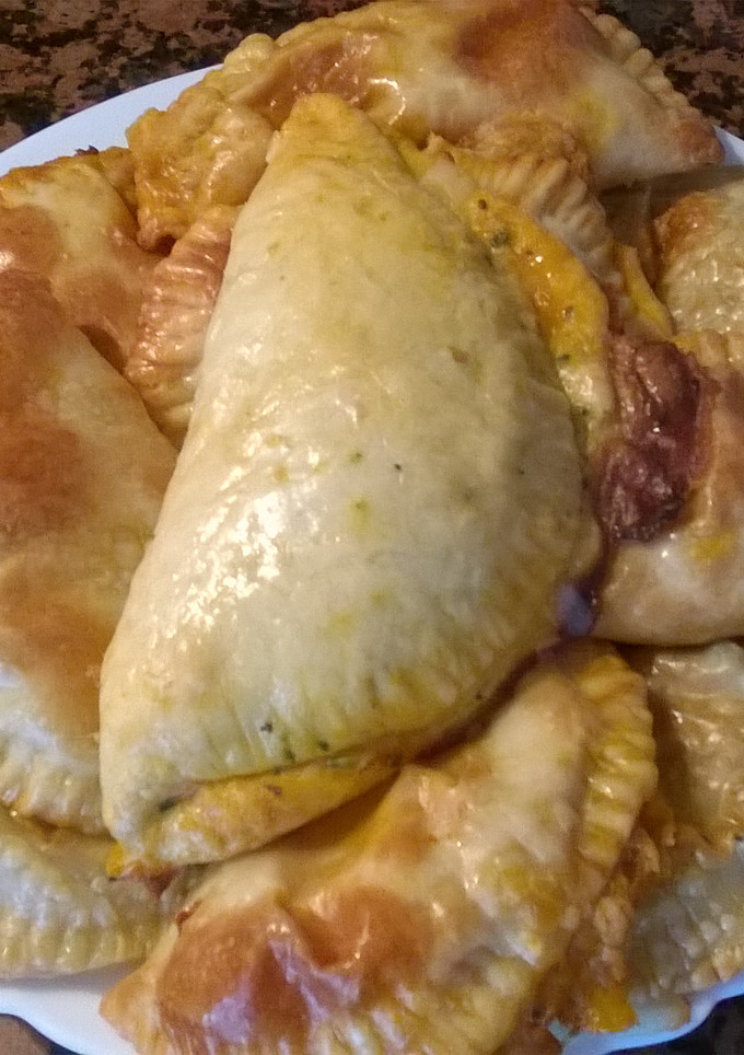Una foto de Empanadillas de atún y tomate con masa de pizza