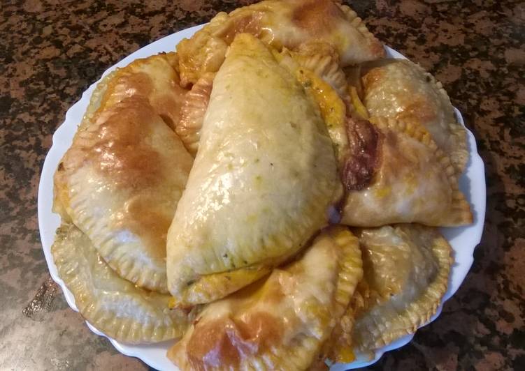 Empanadillas de atún y tomate con masa de pizza