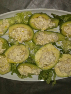 Una foto de Aguacates rellenos de pollo y mayonesa